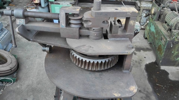 **** Sold **** เครื่องดัดท่อไอเสีย 4"นิ้ว ไฟ 380V. ตัวใหญ่โครงสร้างหนา เฟืองยังเต็มกลไกยังดี สีเดิมๆพร้อมใช้งาน.