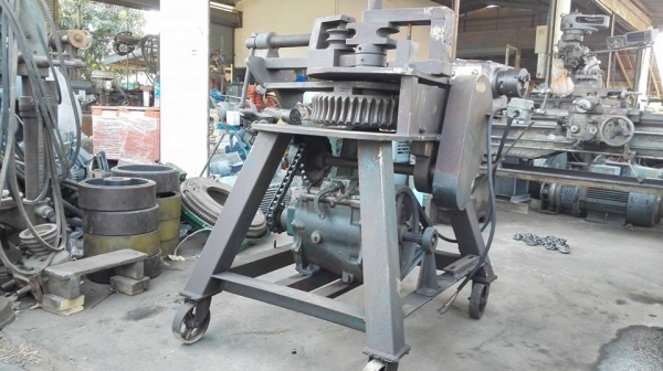 **** Sold **** เครื่องดัดท่อไอเสีย 4"นิ้ว ไฟ 380V. ตัวใหญ่โครงสร้างหนา เฟืองยังเต็มกลไกยังดี สีเดิมๆพร้อมใช้งาน.