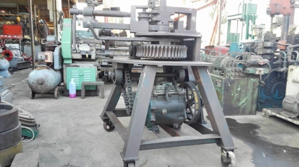 **** Sold **** เครื่องดัดท่อไอเสีย 4"นิ้ว ไฟ 380V. ตัวใหญ่โครงสร้างหนา เฟืองยังเต็มกลไกยังดี สีเดิมๆพร้อมใช้งาน.