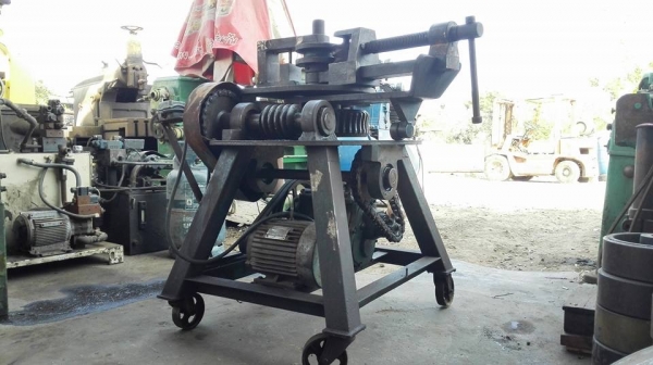 **** Sold **** เครื่องดัดท่อไอเสีย 4"นิ้ว ไฟ 380V. ตัวใหญ่โครงสร้างหนา เฟืองยังเต็มกลไกยังดี สีเดิมๆพร้อมใช้งาน.