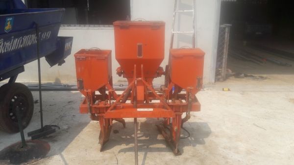 ขายเครื่องหยอดข้าวโพดติดรถไถ