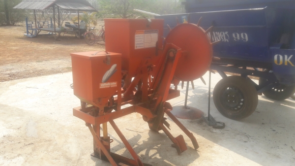 ขายเครื่องหยอดข้าวโพดติดรถไถ