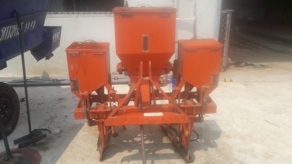 ขายเครื่องหยอดข้าวโพดติดรถไถ