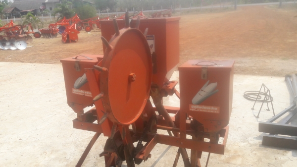 ขายเครื่องหยอดข้าวโพดติดรถไถ