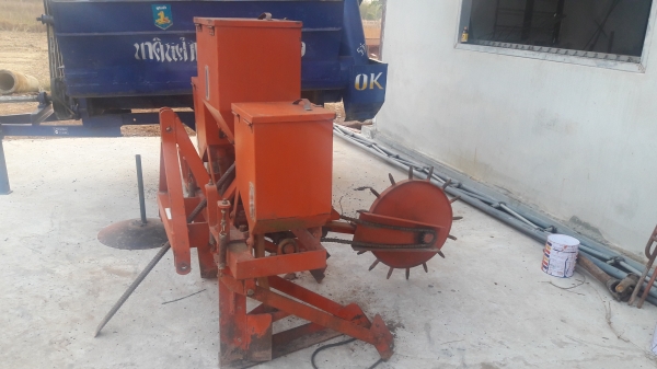 ขายเครื่องหยอดข้าวโพดติดรถไถ