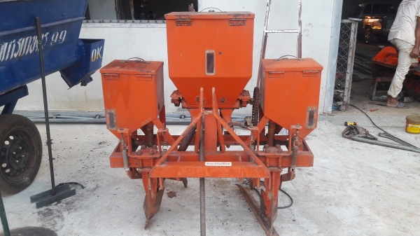 ขายเครื่องหยอดข้าวโพดติดรถไถ