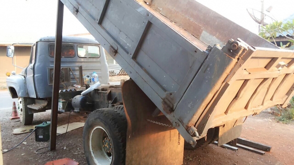 ISUZU TX 145 HP 6BB1 รถหัวยาวหกล้อดั๊มพ์ ทะเบียนภาษีเต็ม พวงมาลัยเพาเวอร์ หัวเก๋งประตูเหล็ก ภายในมีแอร์ครบ กระบะดั๊มพ์เหล็ก 6 ตันความยาว 3.80 เมตรสภาพดีพร้อมบรรทุกพร้อมใช้งานได้เลย ช่วงล่างใหญ่ชุดเฟืองท้ายของสิบล้อมิตซูบิชิ FUSO ยาง 9.00 ขอบ 20 สภาพดีประม