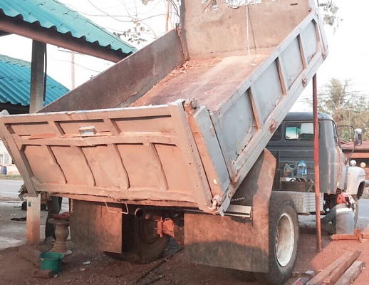 ISUZU TX 145 HP 6BB1 รถหัวยาวหกล้อดั๊มพ์ ทะเบียนภาษีเต็ม พวงมาลัยเพาเวอร์ หัวเก๋งประตูเหล็ก ภายในมีแอร์ครบ กระบะดั๊มพ์เหล็ก 6 ตันความยาว 3.80 เมตรสภาพดีพร้อมบรรทุกพร้อมใช้งานได้เลย ช่วงล่างใหญ่ชุดเฟืองท้ายของสิบล้อมิตซูบิชิ FUSO ยาง 9.00 ขอบ 20 สภาพดีประม