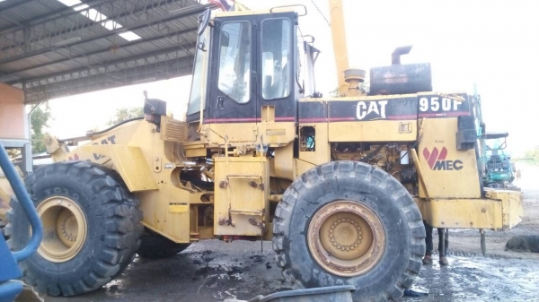 ขายรถตักล้อยาง CAT-950-Fสภาพสวยต่อแขนแล้วภายในเก๋งสวยเหลือเก็บบอดี้แผงข้างตัวรถ