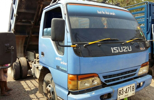 ขายแล้วครับ หกล้อ อีซูซุ NPR150ปี48ดั้มสามมิต5คิว สภาพดีสวยพร้อมใช้ เอกสารใบอินวอย สำเนาขอจดทะเบียนมีครบ รถนำเข้าจดทะเบียนไม่ทัน ราคาเบาๆ 350,000บ ราคานี้ขับส่งถึงบ้าน ครับ