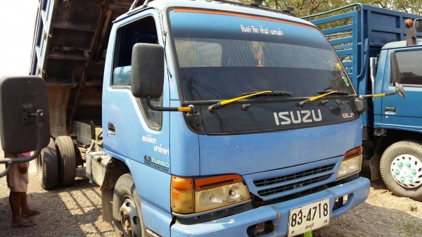 ขายแล้วครับ หกล้อ อีซูซุ NPR150ปี48ดั้มสามมิต5คิว สภาพดีสวยพร้อมใช้ เอกสารใบอินวอย สำเนาขอจดทะเบียนมีครบ รถนำเข้าจดทะเบียนไม่ทัน ราคาเบาๆ 350,000บ ราคานี้ขับส่งถึงบ้าน ครับ