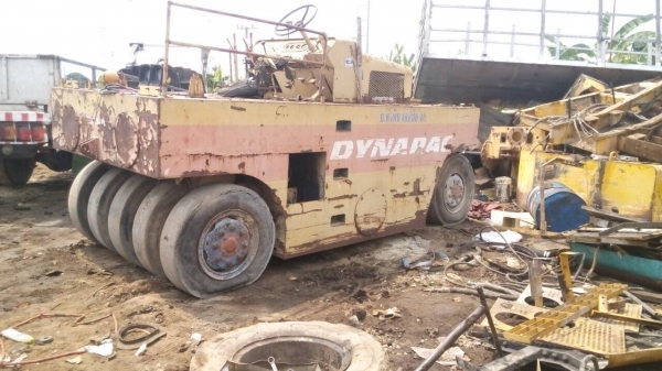 ขายรถบดล้อยาง สภาพตามรูป รถวิ่งได้ใช้งานได้ มีเอกสารเล่มทะเบียน