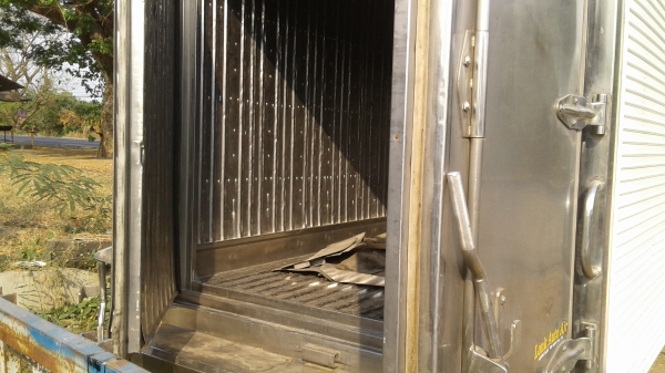 ขายตามสภาพตู้สเตนเลสหกล้อช่วงสั้นสวย ขายตามสภาพตู้สเตนเลสหกล้อช่วงสั้นสวย