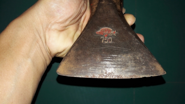 ขายหัวขวานโยนขวานถากไม้งานเก่าโบราณ ตราปลาเพชร 750กรัม ขายหัวขวานโยนขวานถากไม้งานเก่าโบราณ ตราปลาเพชร 750กรัม