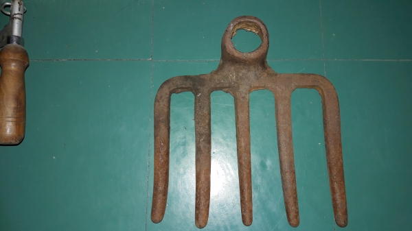 ขายคราดงานเก่าโบราณงานยุโรปใหญ่หนัก2.3กิโลกรัม ขายคราดงานเก่าโบราณงานยุโรปใหญ่หนัก2.3กิโลกรัม