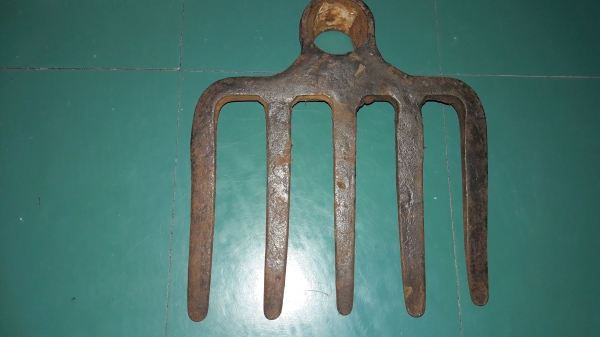 ขายคราดงานเก่าโบราณงานยุโรปใหญ่หนัก2.3กิโลกรัม