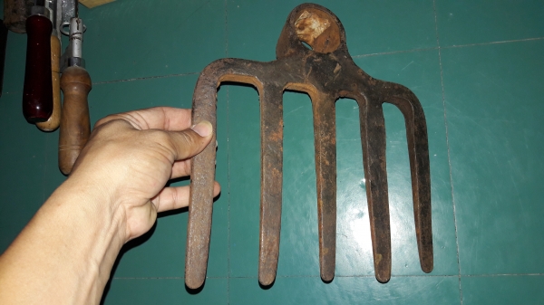 ขายคราดงานเก่าโบราณงานยุโรปใหญ่หนัก2.3กิโลกรัม ขายคราดงานเก่าโบราณงานยุโรปใหญ่หนัก2.3กิโลกรัม