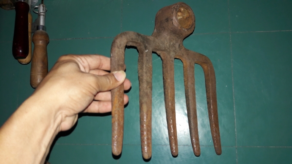 ขายคราดงานเก่าโบราณงานยุโรปใหญ่หนัก2.3กิโลกรัม ขายคราดงานเก่าโบราณงานยุโรปใหญ่หนัก2.3กิโลกรัม