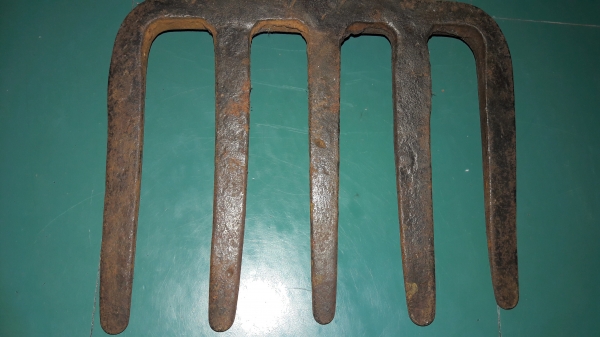 ขายคราดงานเก่าโบราณงานยุโรปใหญ่หนัก2.3กิโลกรัม ขายคราดงานเก่าโบราณงานยุโรปใหญ่หนัก2.3กิโลกรัม