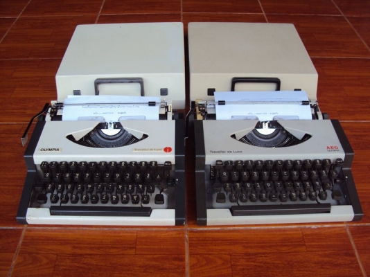 ขายเครื่องพิมพ์ดีด OLYMPIA  Traveller De Luxe