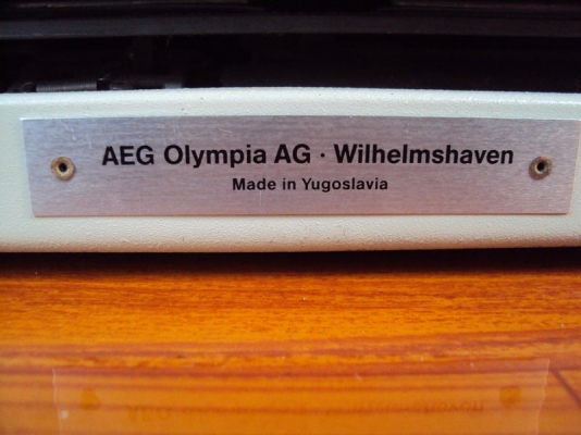 ขายเครื่องพิมพ์ดีด OLYMPIA  Traveller De Luxe