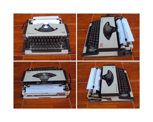 ขายเครื่องพิมพ์ดีด OLYMPIA  Traveller De Luxe