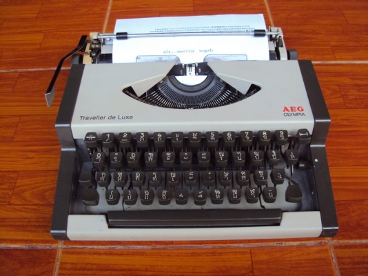 ขายเครื่องพิมพ์ดีด OLYMPIA  Traveller De Luxe