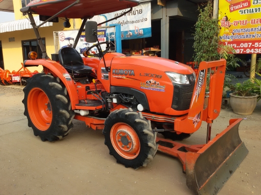ปัญญาแทรคเตอร์..จัดมาให้ครับ ด่วน!!!คูโบต้า L3008 พร้อมใบมีดคานล่าง พร้อมผานตราช้าง22&times;5 รถไร่สีเดิมๆ จัดส่ง จ.อุทัยธานี
