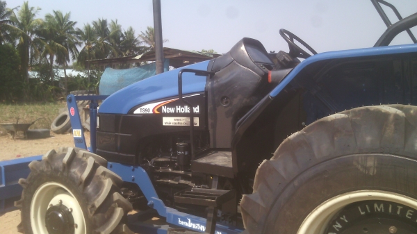 ขายรถไถFORD  NEWHOLLAND  รุ่นTS90  กรองใหญ่เกียกลาง ปั้มรวม  รถปี05 เล่มพร้อมโอน