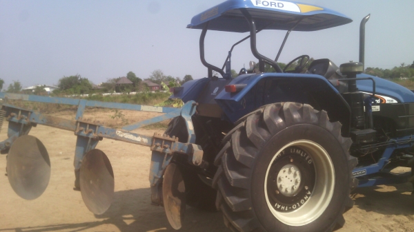 ขายรถไถFORD  NEWHOLLAND  รุ่นTS90  กรองใหญ่เกียกลาง ปั้มรวม  รถปี05 เล่มพร้อมโอน