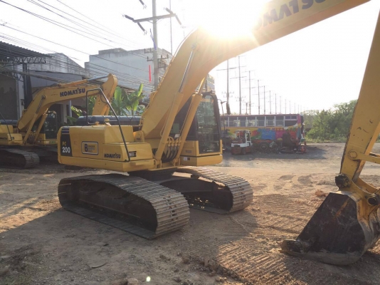 KOMATSU PC200-8MO รถปลายปี 2013 5,xxx ชม. ประกันศูนย์เต็ม ประตัวรถเต็ม สีเดิม รถสวย พร้อมใช้งาน  สนใจติดต่อด่วน 089-0854790
