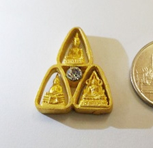 พระแก้วมรกต พระพุทธชินราช พระพุทธโสธร 3มงคล ตรงกลางฝังพลอยเสก เนื้อทองพ่นทราย