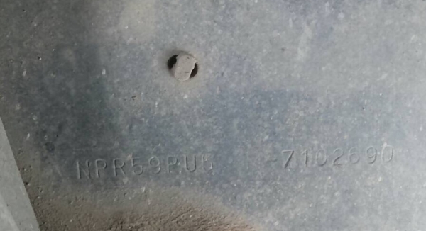 ISUZU NPR 115 HP 4BD1 ปี 35 รถบรรทุกหกล้อตู้แห้ง 3 บานความยาว 4.65 เมตรพร้อมใช้งานได้เลยครับ เครื่องยนต์เดิมๆแรงดี ภายในห้องเก๋งคอนโซลครบพร้อม เกียร์สั้น พวงมาลัยธรรมดา ช่วงล่างแน่นคัชซีสวยมากไม่มีแตกบวมเลยครับ ยาง 8.25 ขอบ 16 สภาพดีประมาณ 65\% พร้อมใช้งาน