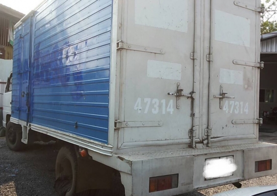 ISUZU NPR 115 HP 4BD1 ปี 35 รถบรรทุกหกล้อตู้แห้ง 3 บานความยาว 4.65 เมตรพร้อมใช้งานได้เลยครับ เครื่องยนต์เดิมๆแรงดี ภายในห้องเก๋งคอนโซลครบพร้อม เกียร์สั้น พวงมาลัยธรรมดา ช่วงล่างแน่นคัชซีสวยมากไม่มีแตกบวมเลยครับ ยาง 8.25 ขอบ 16 สภาพดีประมาณ 65\% พร้อมใช้งาน