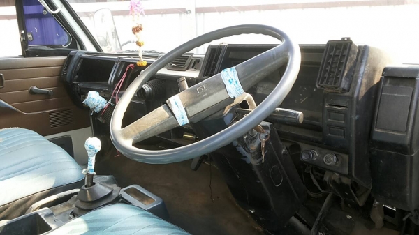 ISUZU NPR 115 HP 4BD1 ปี 35 รถบรรทุกหกล้อตู้แห้ง 3 บานความยาว 4.65 เมตรพร้อมใช้งานได้เลยครับ เครื่องยนต์เดิมๆแรงดี ภายในห้องเก๋งคอนโซลครบพร้อม เกียร์สั้น พวงมาลัยธรรมดา ช่วงล่างแน่นคัชซีสวยมากไม่มีแตกบวมเลยครับ ยาง 8.25 ขอบ 16 สภาพดีประมาณ 65\% พร้อมใช้งาน