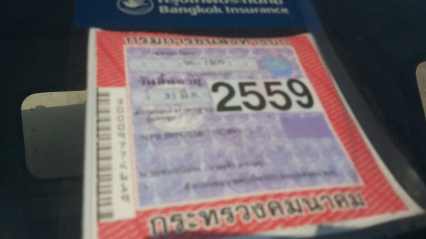 ISUZU NPR 115 HP 4BD1 ปี 35 รถบรรทุกหกล้อตู้แห้ง 3 บานความยาว 4.65 เมตรพร้อมใช้งานได้เลยครับ เครื่องยนต์เดิมๆแรงดี ภายในห้องเก๋งคอนโซลครบพร้อม เกียร์สั้น พวงมาลัยธรรมดา ช่วงล่างแน่นคัชซีสวยมากไม่มีแตกบวมเลยครับ ยาง 8.25 ขอบ 16 สภาพดีประมาณ 65\% พร้อมใช้งาน