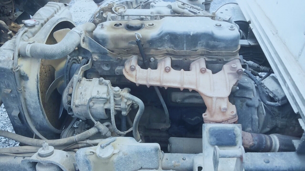 ISUZU NPR 115 HP 4BD1 ปี 35 รถบรรทุกหกล้อตู้แห้ง 3 บานความยาว 4.65 เมตรพร้อมใช้งานได้เลยครับ เครื่องยนต์เดิมๆแรงดี ภายในห้องเก๋งคอนโซลครบพร้อม เกียร์สั้น พวงมาลัยธรรมดา ช่วงล่างแน่นคัชซีสวยมากไม่มีแตกบวมเลยครับ ยาง 8.25 ขอบ 16 สภาพดีประมาณ 65\% พร้อมใช้งาน