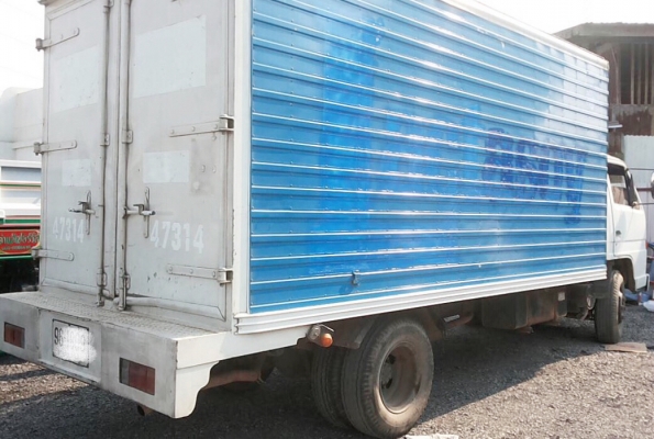 ISUZU NPR 115 HP 4BD1 ปี 35 รถบรรทุกหกล้อตู้แห้ง 3 บานความยาว 4.65 เมตรพร้อมใช้งานได้เลยครับ เครื่องยนต์เดิมๆแรงดี ภายในห้องเก๋งคอนโซลครบพร้อม เกียร์สั้น พวงมาลัยธรรมดา ช่วงล่างแน่นคัชซีสวยมากไม่มีแตกบวมเลยครับ ยาง 8.25 ขอบ 16 สภาพดีประมาณ 65\% พร้อมใช้งาน