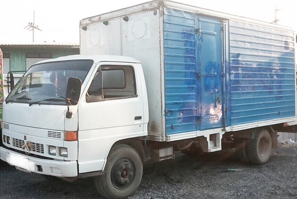 ISUZU NPR 115 HP 4BD1 ปี 35 รถบรรทุกหกล้อตู้แห้ง 3 บานความยาว 4.65 เมตรพร้อมใช้งานได้เลยครับ เครื่องยนต์เดิมๆแรงดี ภายในห้องเก๋งคอนโซลครบพร้อม เกียร์สั้น พวงมาลัยธรรมดา ช่วงล่างแน่นคัชซีสวยมากไม่มีแตกบวมเลยครับ ยาง 8.25 ขอบ 16 สภาพดีประมาณ 65\% พร้อมใช้งาน