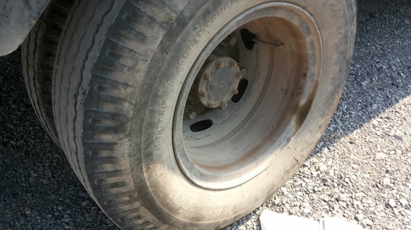 ISUZU NPR 115 HP 4BD1 ปี 35 รถบรรทุกหกล้อตู้แห้ง 3 บานความยาว 4.65 เมตรพร้อมใช้งานได้เลยครับ เครื่องยนต์เดิมๆแรงดี ภายในห้องเก๋งคอนโซลครบพร้อม เกียร์สั้น พวงมาลัยธรรมดา ช่วงล่างแน่นคัชซีสวยมากไม่มีแตกบวมเลยครับ ยาง 8.25 ขอบ 16 สภาพดีประมาณ 65\% พร้อมใช้งาน