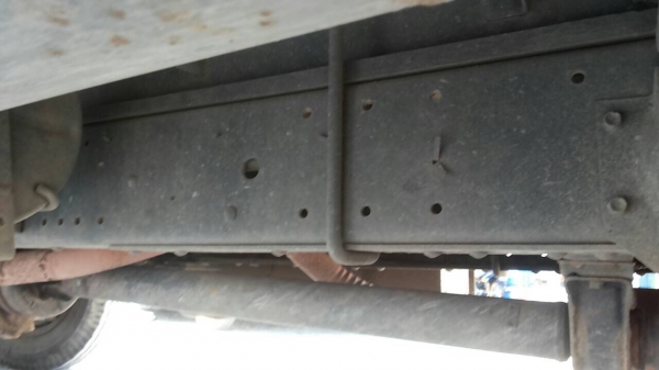 ISUZU NPR 115 HP 4BD1 ปี 35 รถบรรทุกหกล้อตู้แห้ง 3 บานความยาว 4.65 เมตรพร้อมใช้งานได้เลยครับ เครื่องยนต์เดิมๆแรงดี ภายในห้องเก๋งคอนโซลครบพร้อม เกียร์สั้น พวงมาลัยธรรมดา ช่วงล่างแน่นคัชซีสวยมากไม่มีแตกบวมเลยครับ ยาง 8.25 ขอบ 16 สภาพดีประมาณ 65\% พร้อมใช้งาน