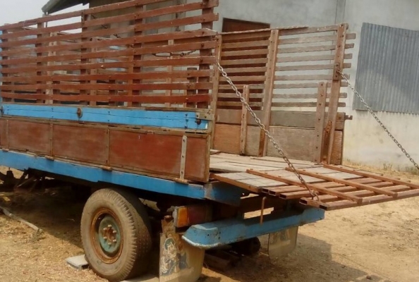 ขายด่วน รถบรรทุกอีแต๋น 4 ล้อ เครื่องยนต์ KUBOTA ET11 - 11 แรง กระบะเกษตรคอกไม้ความยาว 3 เมตรสภาพดีมากครับพร้อมบรรทุกพร้อมใช้งานได้เลย ช่วงล่างแน่นดีคัชซีหน้า 4 ไม่มีผุไม่มีบวม เฟืองท้ายของรถกระบะนิสสัน ยางหน้าขอบ 14 ยางหลังขอบ 15 สภาพดี 60\% พร้อมใช้งาน เอ