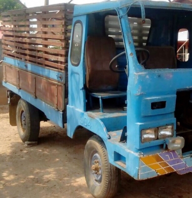 ขายด่วน รถบรรทุกอีแต๋น 4 ล้อ เครื่องยนต์ KUBOTA ET11 - 11 แรง กระบะเกษตรคอกไม้ความยาว 3 เมตรสภาพดีมากครับพร้อมบรรทุกพร้อมใช้งานได้เลย ช่วงล่างแน่นดีคัชซีหน้า 4 ไม่มีผุไม่มีบวม เฟืองท้ายของรถกระบะนิสสัน ยางหน้าขอบ 14 ยางหลังขอบ 15 สภาพดี 60\% พร้อมใช้งาน เอ