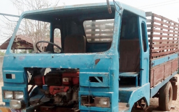 ขายด่วน รถบรรทุกอีแต๋น 4 ล้อ เครื่องยนต์ KUBOTA ET11 - 11 แรง กระบะเกษตรคอกไม้ความยาว 3 เมตรสภาพดีมากครับพร้อมบรรทุกพร้อมใช้งานได้เลย ช่วงล่างแน่นดีคัชซีหน้า 4 ไม่มีผุไม่มีบวม เฟืองท้ายของรถกระบะนิสสัน ยางหน้าขอบ 14 ยางหลังขอบ 15 สภาพดี 60\% พร้อมใช้งาน เอ