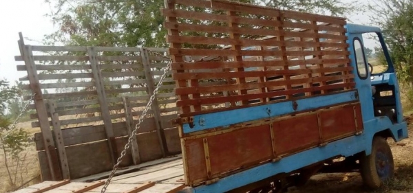 ขายด่วน รถบรรทุกอีแต๋น 4 ล้อ เครื่องยนต์ KUBOTA ET11 - 11 แรง กระบะเกษตรคอกไม้ความยาว 3 เมตรสภาพดีมากครับพร้อมบรรทุกพร้อมใช้งานได้เลย ช่วงล่างแน่นดีคัชซีหน้า 4 ไม่มีผุไม่มีบวม เฟืองท้ายของรถกระบะนิสสัน ยางหน้าขอบ 14 ยางหลังขอบ 15 สภาพดี 60\% พร้อมใช้งาน เอ