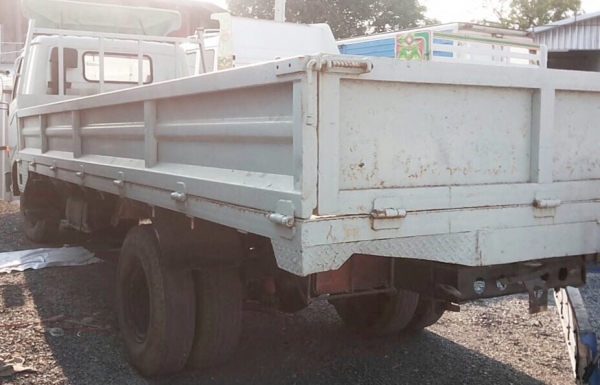 HINO KM 779 - 117 HP WO4D รถบรรทุกหกล้อ กระบะเหล็กคาร์โก้ความยาว 5.50 เมตรพื้นเหล็กสภาพสวยพร้อมบรรทุกได้เลยครับ เครื่องยนต์เดิมๆแรงดีไม่มีแตกเยิ้ม ภายในเก๋งคอนโซลสวยครบ พวงมาลัยธรรมดา เบรคลม ช่วงล่างใหญ่คัชซีสวยมากไม่มีบวม เฟืองท้ายติด F หลังครบ ยาง 8.25