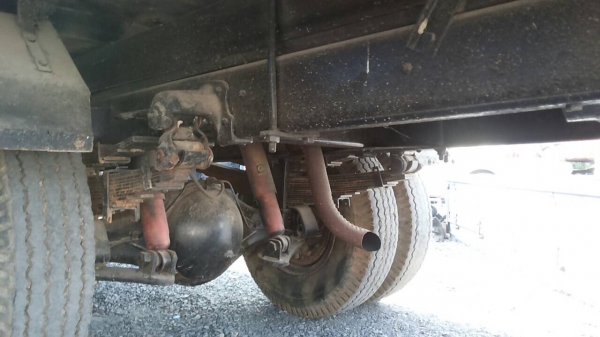 HINO KM 779 - 117 HP WO4D รถบรรทุกหกล้อ กระบะเหล็กคาร์โก้ความยาว 5.50 เมตรพื้นเหล็กสภาพสวยพร้อมบรรทุกได้เลยครับ เครื่องยนต์เดิมๆแรงดีไม่มีแตกเยิ้ม ภายในเก๋งคอนโซลสวยครบ พวงมาลัยธรรมดา เบรคลม ช่วงล่างใหญ่คัชซีสวยมากไม่มีบวม เฟืองท้ายติด F หลังครบ ยาง 8.25