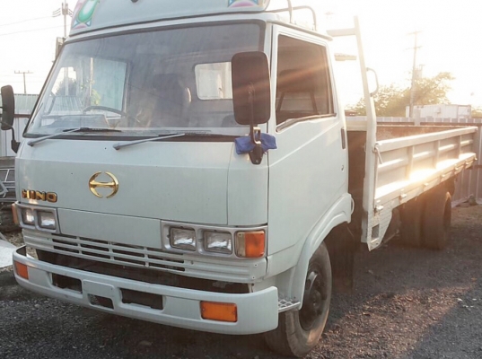 HINO KM 779 - 117 HP WO4D รถบรรทุกหกล้อ กระบะเหล็กคาร์โก้ความยาว 5.50 เมตรพื้นเหล็กสภาพสวยพร้อมบรรทุกได้เลยครับ เครื่องยนต์เดิมๆแรงดีไม่มีแตกเยิ้ม ภายในเก๋งคอนโซลสวยครบ พวงมาลัยธรรมดา เบรคลม ช่วงล่างใหญ่คัชซีสวยมากไม่มีบวม เฟืองท้ายติด F หลังครบ ยาง 8.25