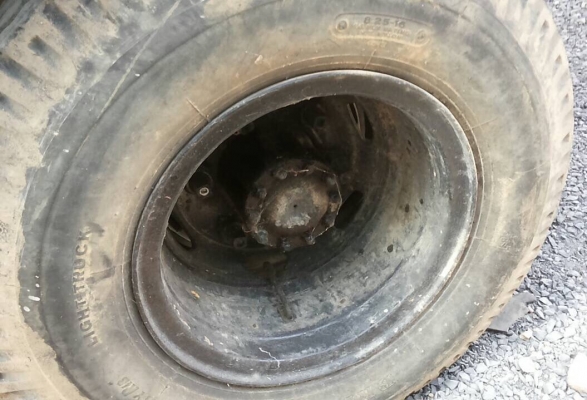 HINO KM 779 - 117 HP WO4D รถบรรทุกหกล้อ กระบะเหล็กคาร์โก้ความยาว 5.50 เมตรพื้นเหล็กสภาพสวยพร้อมบรรทุกได้เลยครับ เครื่องยนต์เดิมๆแรงดีไม่มีแตกเยิ้ม ภายในเก๋งคอนโซลสวยครบ พวงมาลัยธรรมดา เบรคลม ช่วงล่างใหญ่คัชซีสวยมากไม่มีบวม เฟืองท้ายติด F หลังครบ ยาง 8.25