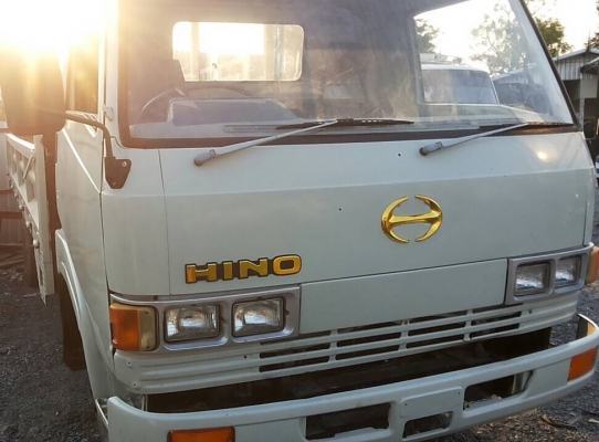 HINO KM 779 - 117 HP WO4D รถบรรทุกหกล้อ กระบะเหล็กคาร์โก้ความยาว 5.50 เมตรพื้นเหล็กสภาพสวยพร้อมบรรทุกได้เลยครับ เครื่องยนต์เดิมๆแรงดีไม่มีแตกเยิ้ม ภายในเก๋งคอนโซลสวยครบ พวงมาลัยธรรมดา เบรคลม ช่วงล่างใหญ่คัชซีสวยมากไม่มีบวม เฟืองท้ายติด F หลังครบ ยาง 8.25